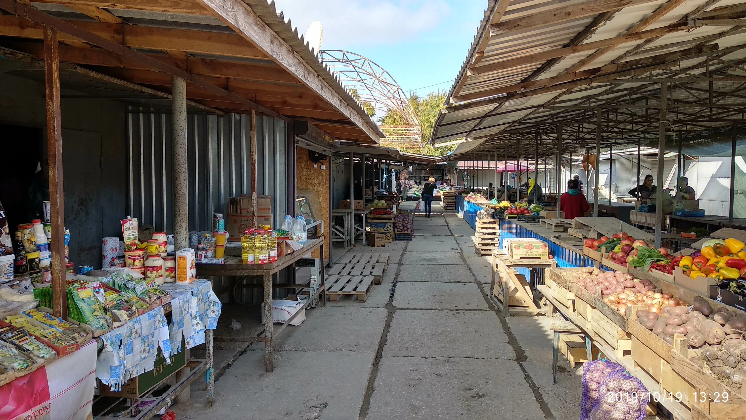 Рынок береговое феодосия. Рабочий поселок рынок. Посёлок кучугуры краснодарский край центральная улица. Магазин элефант октябрьское крым. Рынок в поселке.