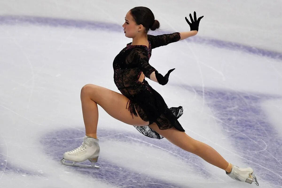 Спортс фигурное. Алина Загитова 2020 вне льда. Алина Загитова 2019. Фигуристка Алина Загитова 2020. Алина Загитова 2021.