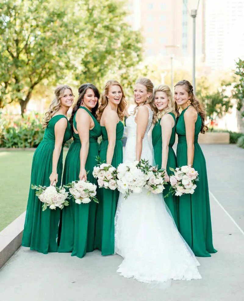 Цвет свадьбы фото. Гринери стиль невеста. Свадьба в изумрудном цвете. Подружки невесты платья изумрудного цвета. Свадьба в зеленом цвете.