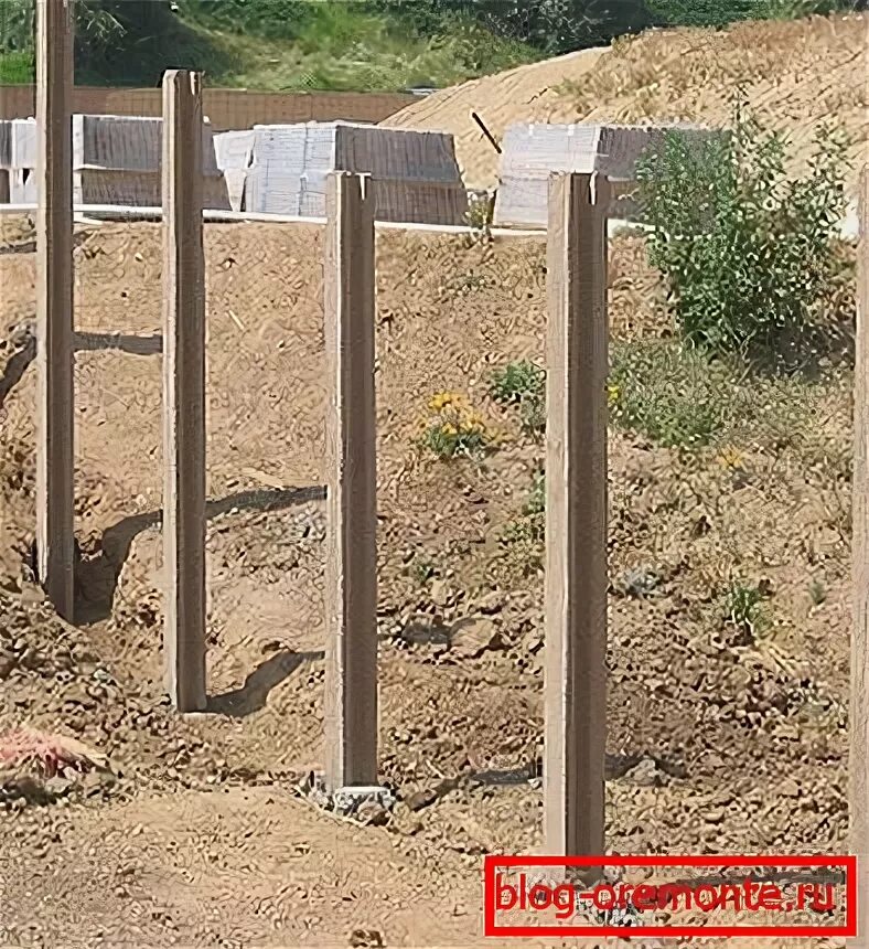 Деревянный столб для забора установить. Бетонирование столбов для забора м300. забор из бетонных столбов и дерева. бетонные столбы под забор. столб для забора с пазами.