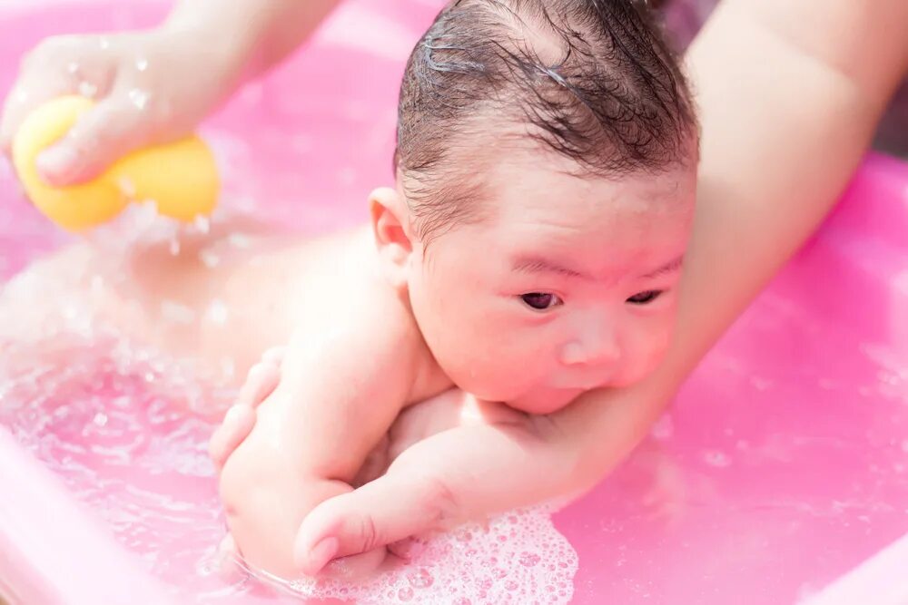 Купание малыша. Купание новорожденного ребенка. Гигиеническая ванна новорожденного. Купание ребенка грудного возраста. Купание малыша с мамой в ванне