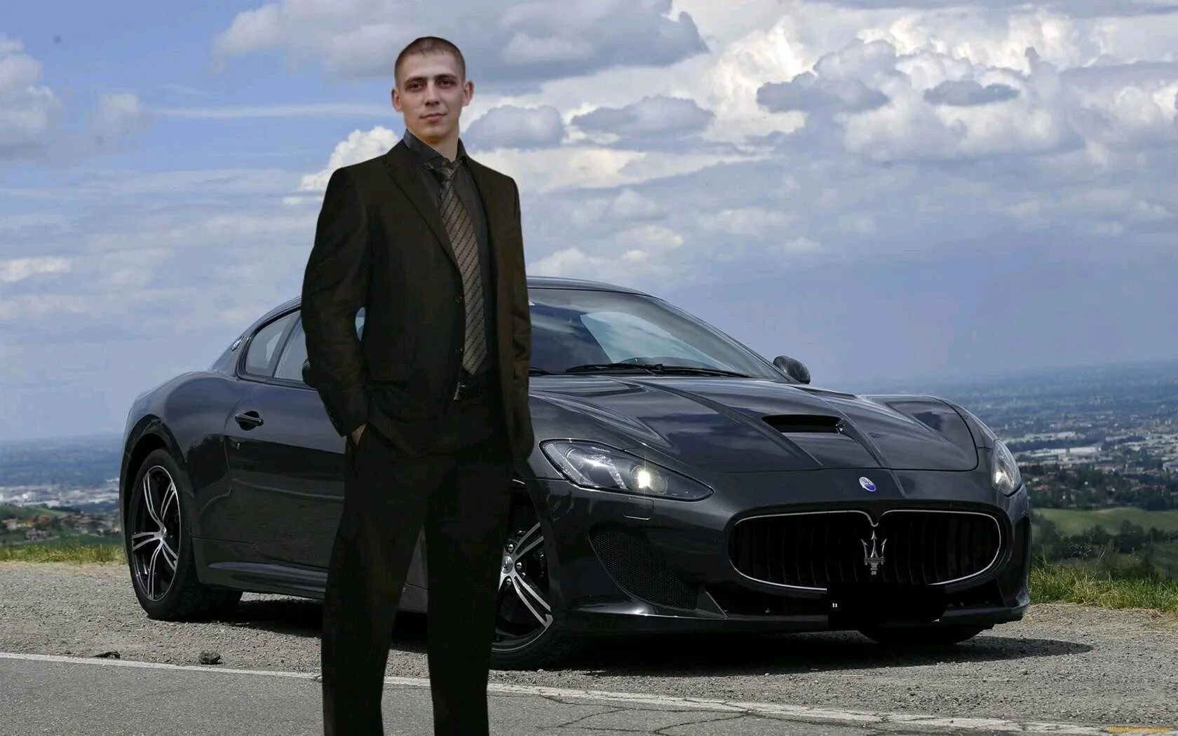 Человек стоит возле машины игра. Человек в машине. Аарон пол жажда скорости 2. Человек стоит возле машины игра. Картинки мужчина возле машины.