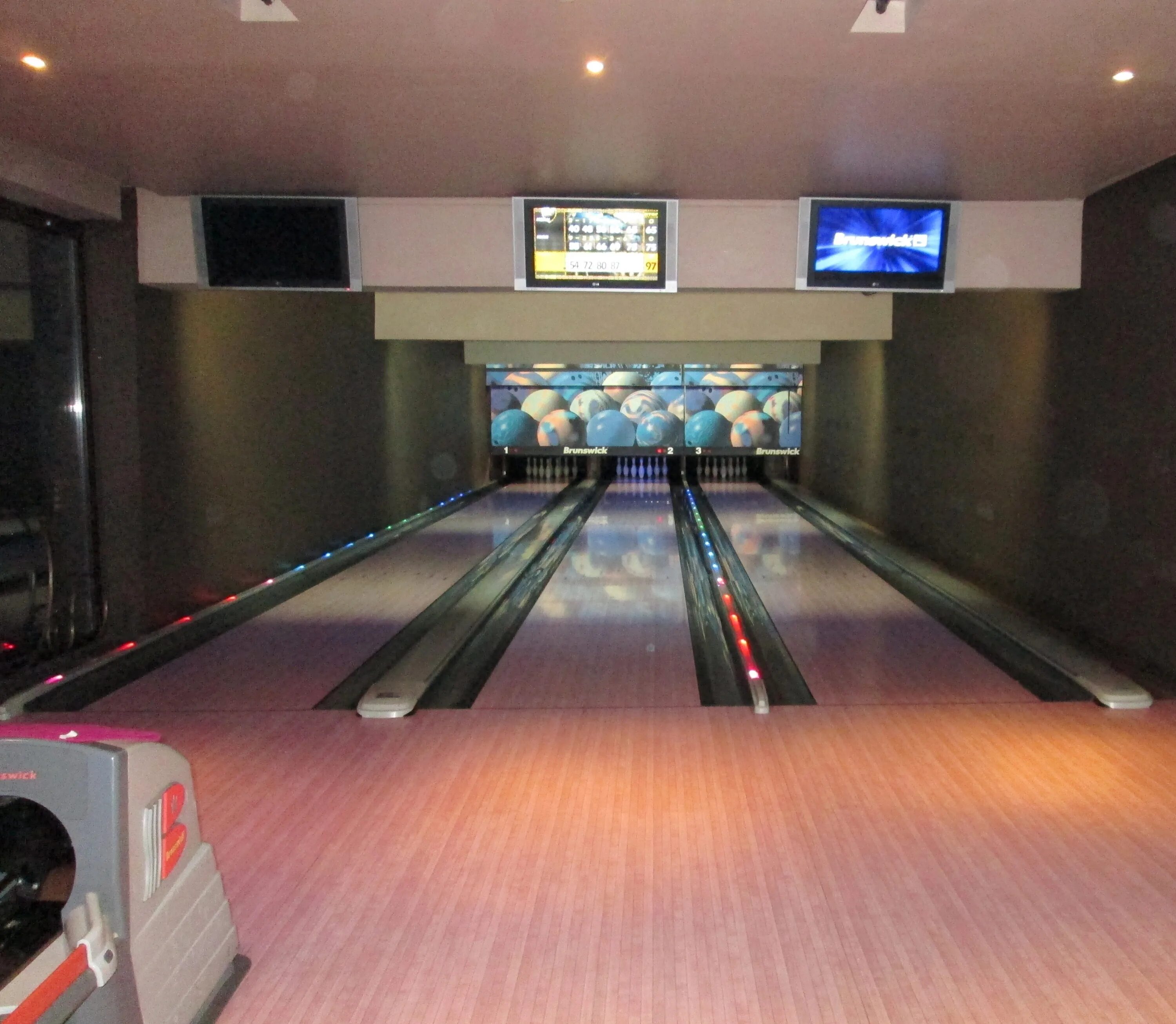 Боулинг страйк вегас мякинино. Боулинг павловский посад. Боулинг кафе цоколь. Парнас боулинг воронеж. Цоколь боулинг.