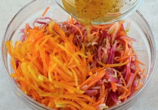 Заправка для моркови свежей салат. Заправка для моркови свежей салат. Салат с морковкой и чесноком. Заправка для моркови свежей салат. Салат огурец морковь.