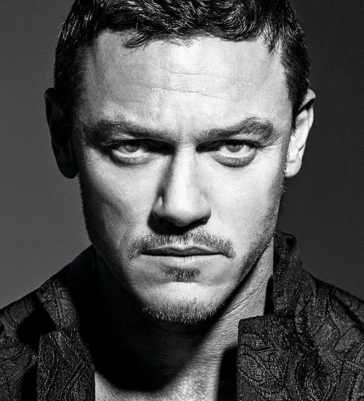 Luke evans. Люк Эванс. Люк Эванс Luke Evans. Люк Эванс portrait. Фотографии люк Эванс..