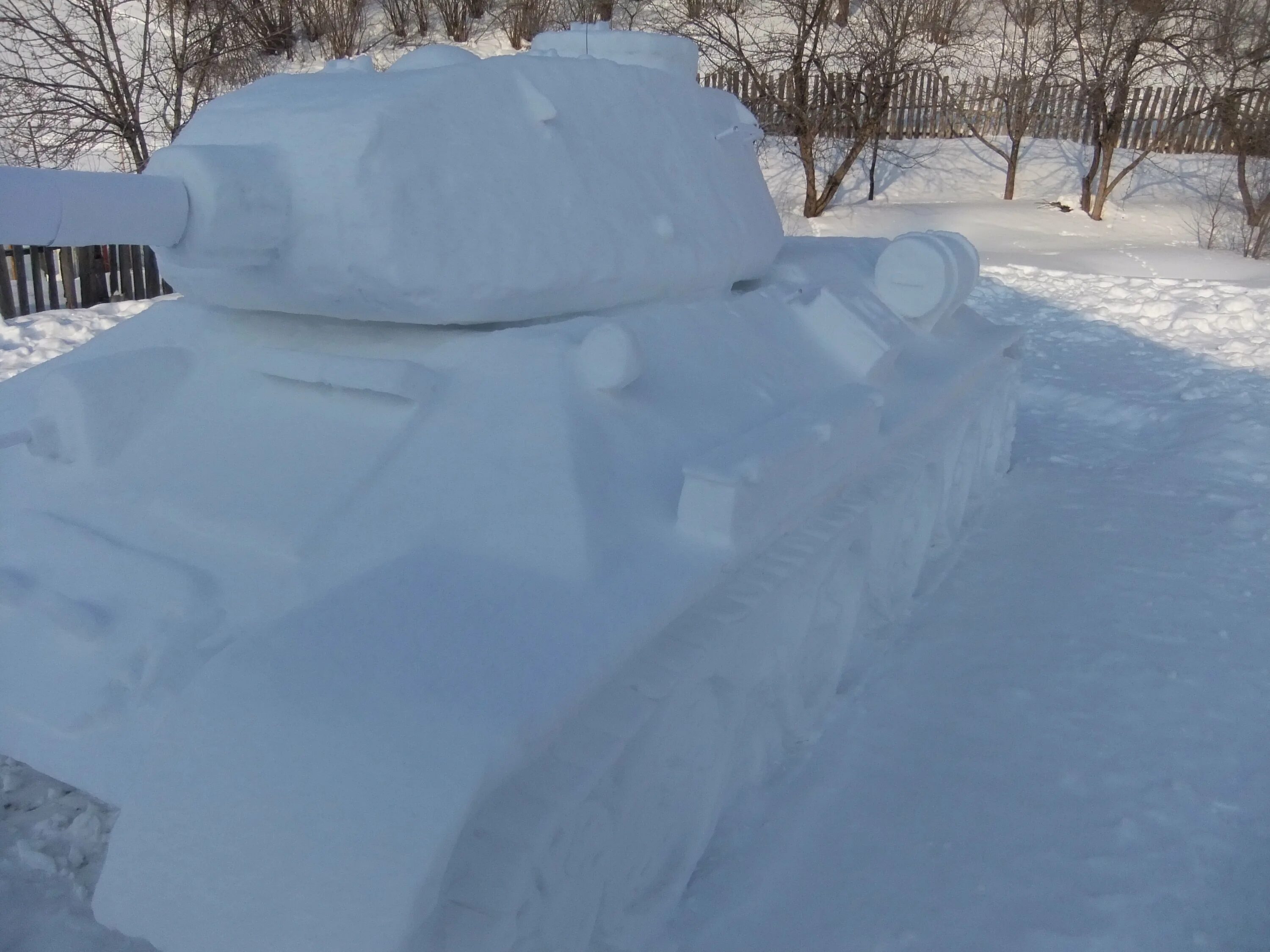 Т б снежная. Танк т34 из снега Яуши. Танк т-34 из снега. Танк т 34 снежный. Т 34 85 из снега.