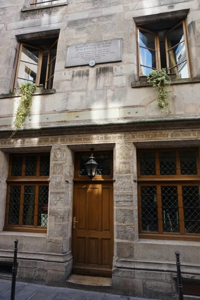 Николас фламель его дом. Париж улица монморанси 51. Каменный дом николя фламеля в париже. Дом николаса фламеля. Дом николя.