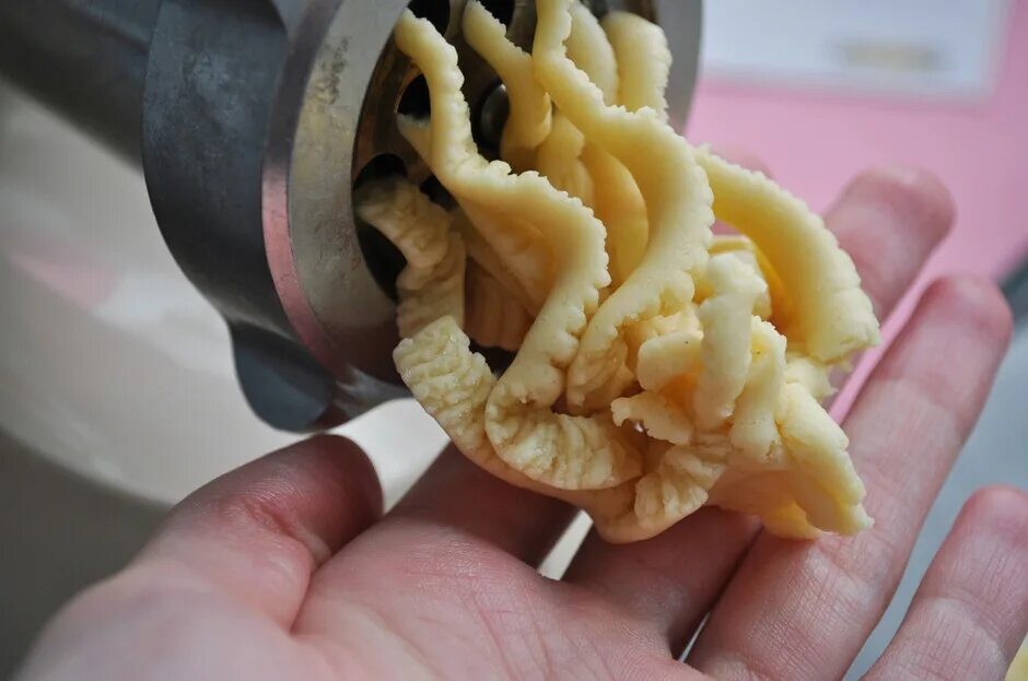 Печенье тесто мясорубка. Печенье из мясорубки. печенье через мясорубку. тесто через мясорубку. печенье которое стряпают из мясорубки.
