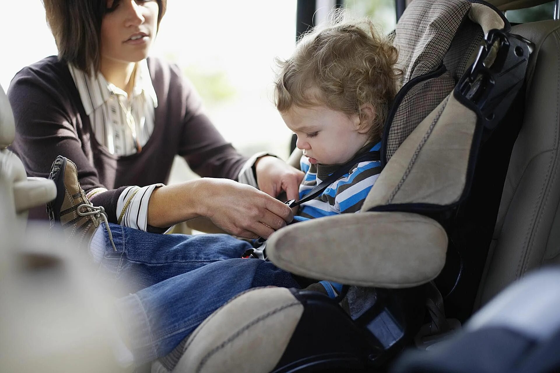 Ребенок в детском кресле. Укачивание в транспорте. Мама и ребенок безопасность. Несамостоятельность ребенка.