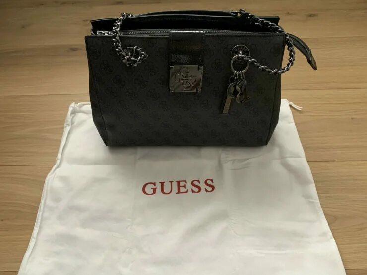 Как отличить сумку guess. Сумка guess made in China. Сумка guess оригинал черная. Сумка guess kasinta штрих код. Сумка guess Digital оригинал.