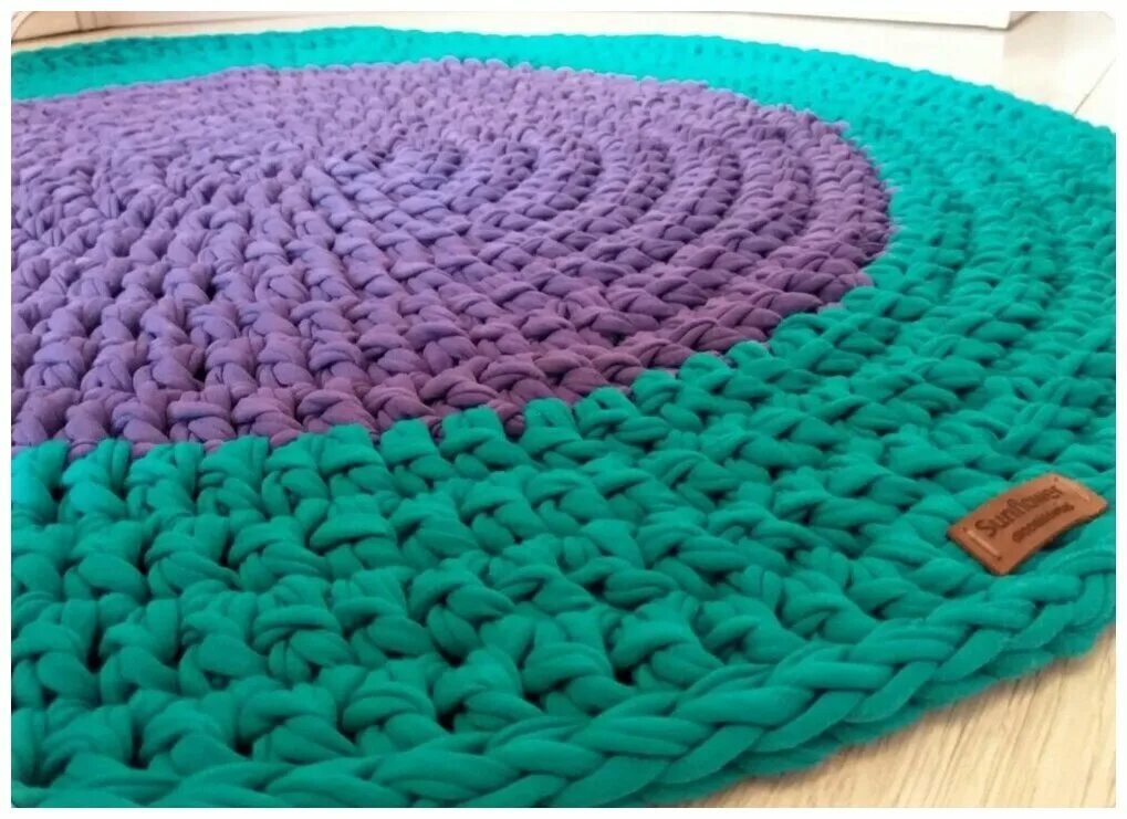 Как сделать вязание коврик. Вязаные плетеные коврики. Коврик из трикотажных полосок. Коврик из тряпочек. Вязаный ковер.