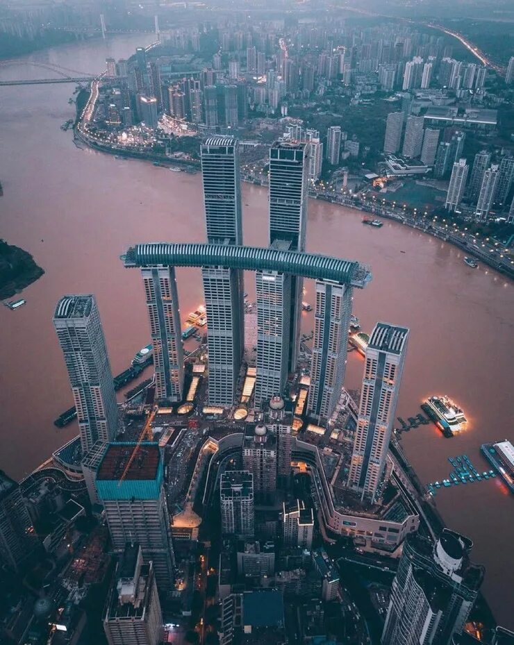 Самая большая в мире г. Раффлз-Сити в Чунцине. Чунцин Китай. Чунцин город в Китае. Чунцин горизонтальный небоскреб.