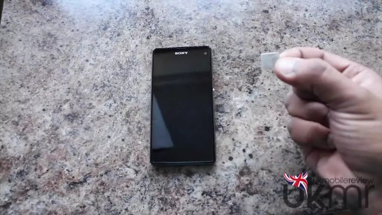 Как вставить сим сони. Sony xperia вставка сим. xperia z1 как достать симку. сони иксперия 2013 года выпуска где симка. как вставить симку в телефон сони xperia.