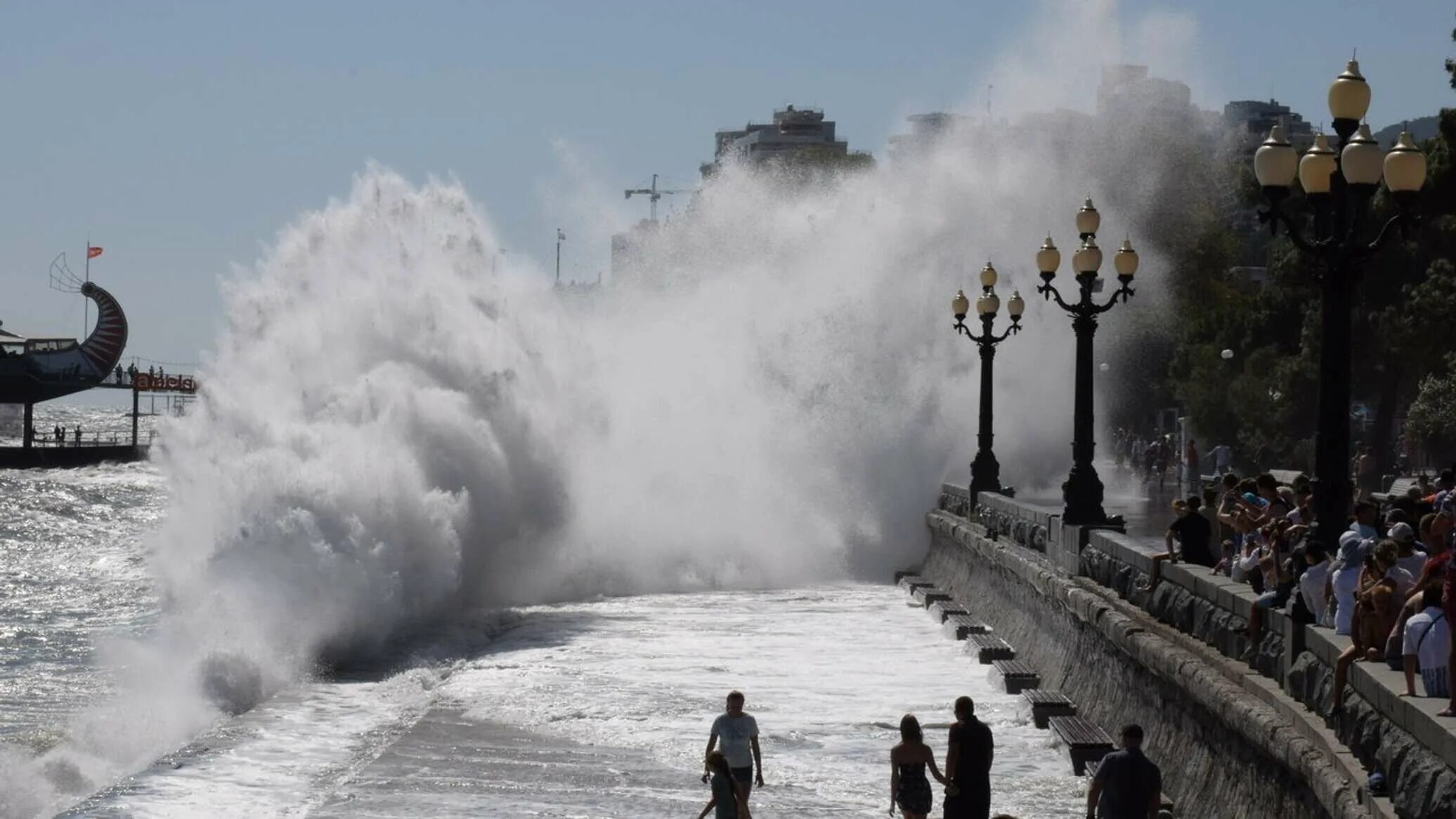 Крым шторм Ялта. Шторм на море в Ялте. Ялта волны шторм. Ялта вчера шторм.