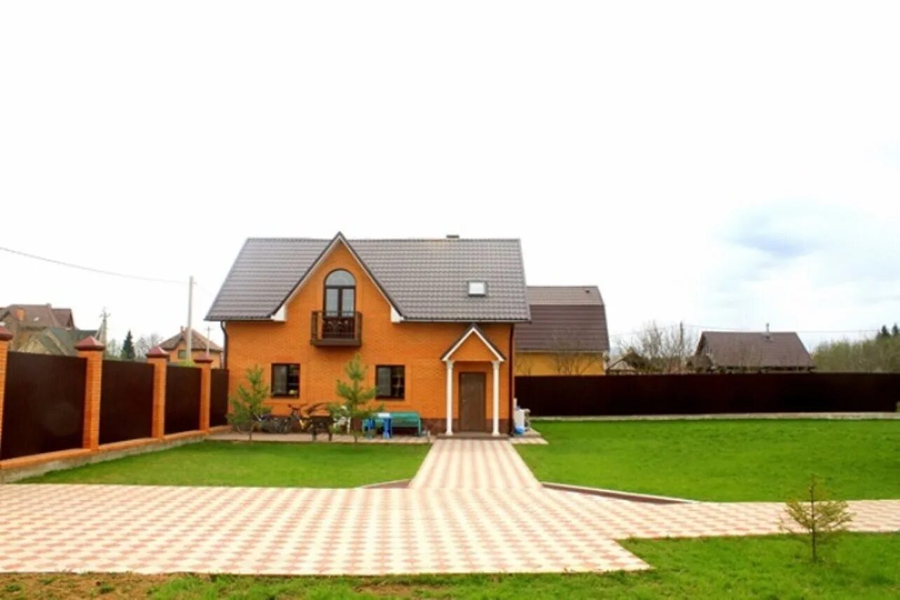 коттедж продается в деревне. дом в пос комарово дача фрейндлих. истра кп миллениум парк кпп.