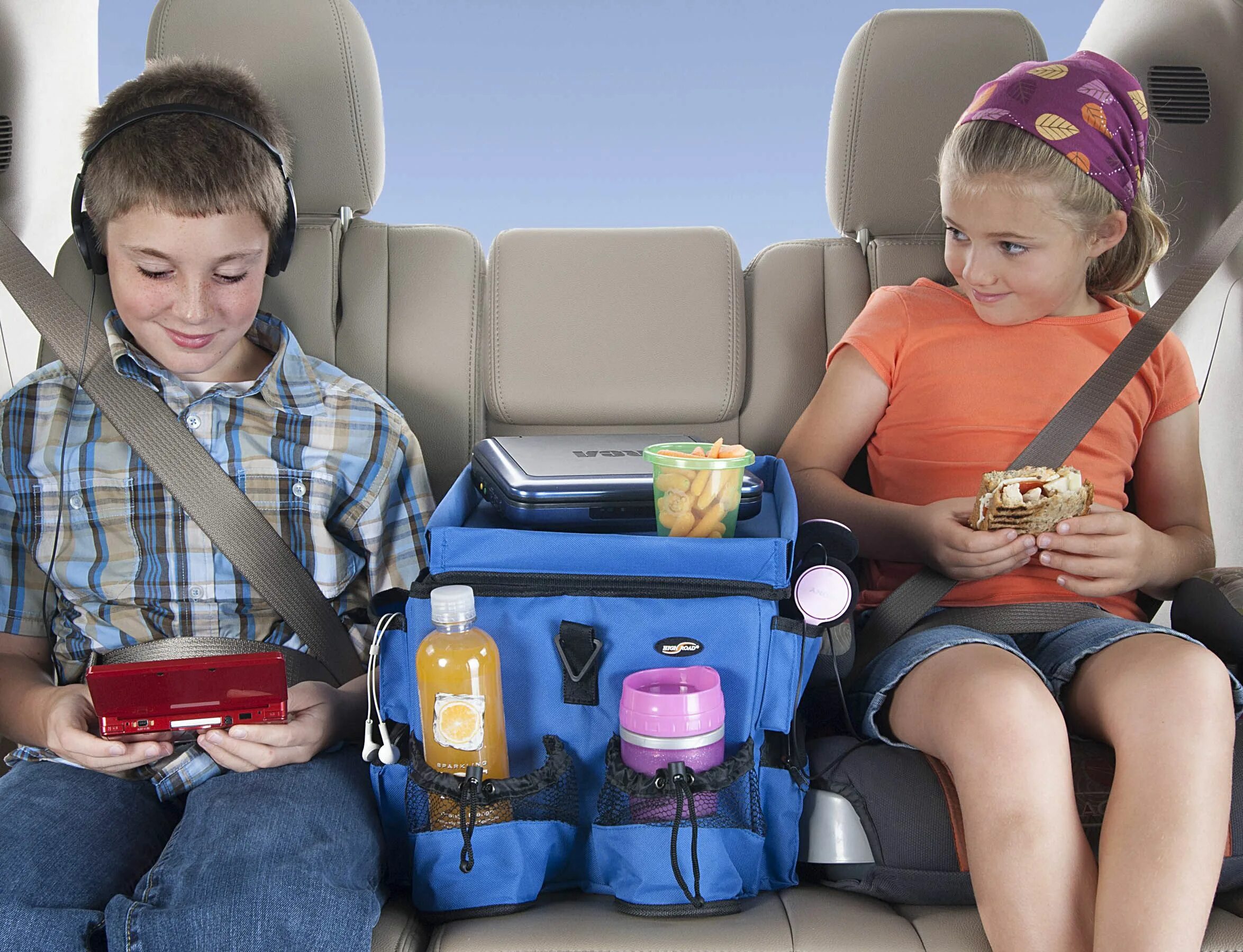 Путешествие с детьми. Путешествие с ребенком на автомобиле. Дети путешествуют. Комфортное путешествие на машине с детьми.