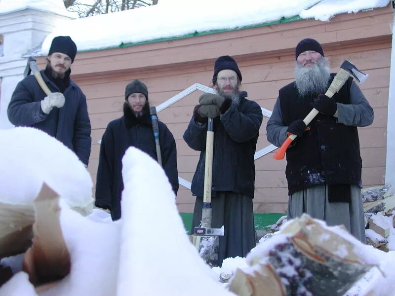 Послушники мужского монастыря. Трудники Моисея Задонского монастыря. Отец Моисей Задонский монастырь. Трудники в монастыре. Послушание в монастыре.