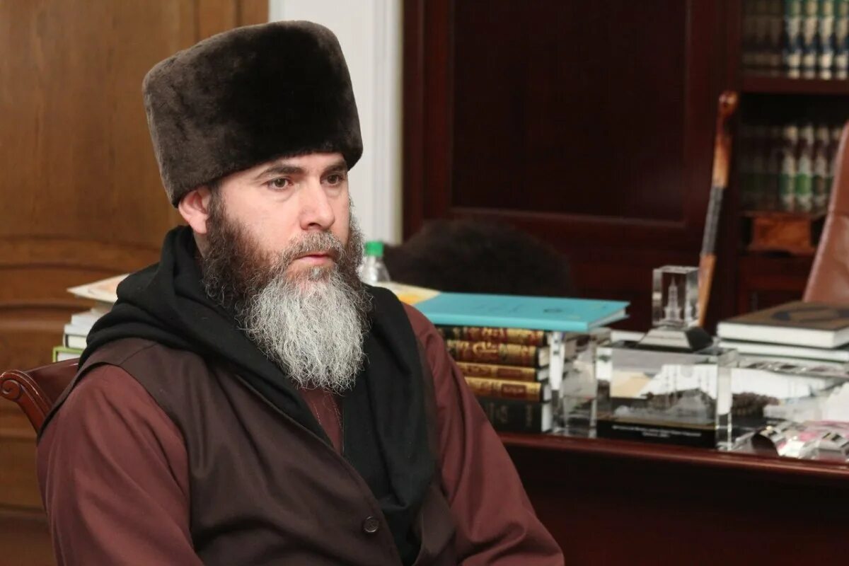 Хаджи самом. Салах митаевич межиев. муфтий чечни салах-хаджи межиев. салах межиев муфтий чеченской республики. межидов салах муфтий.