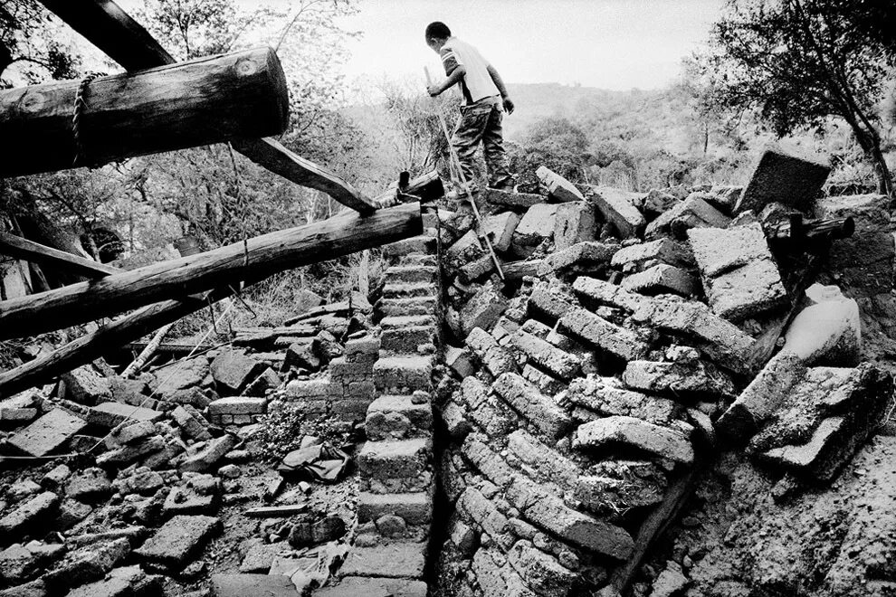 разрушенный домик. руины токио. разрушения чб. город мертвых чб. абстракция чб.