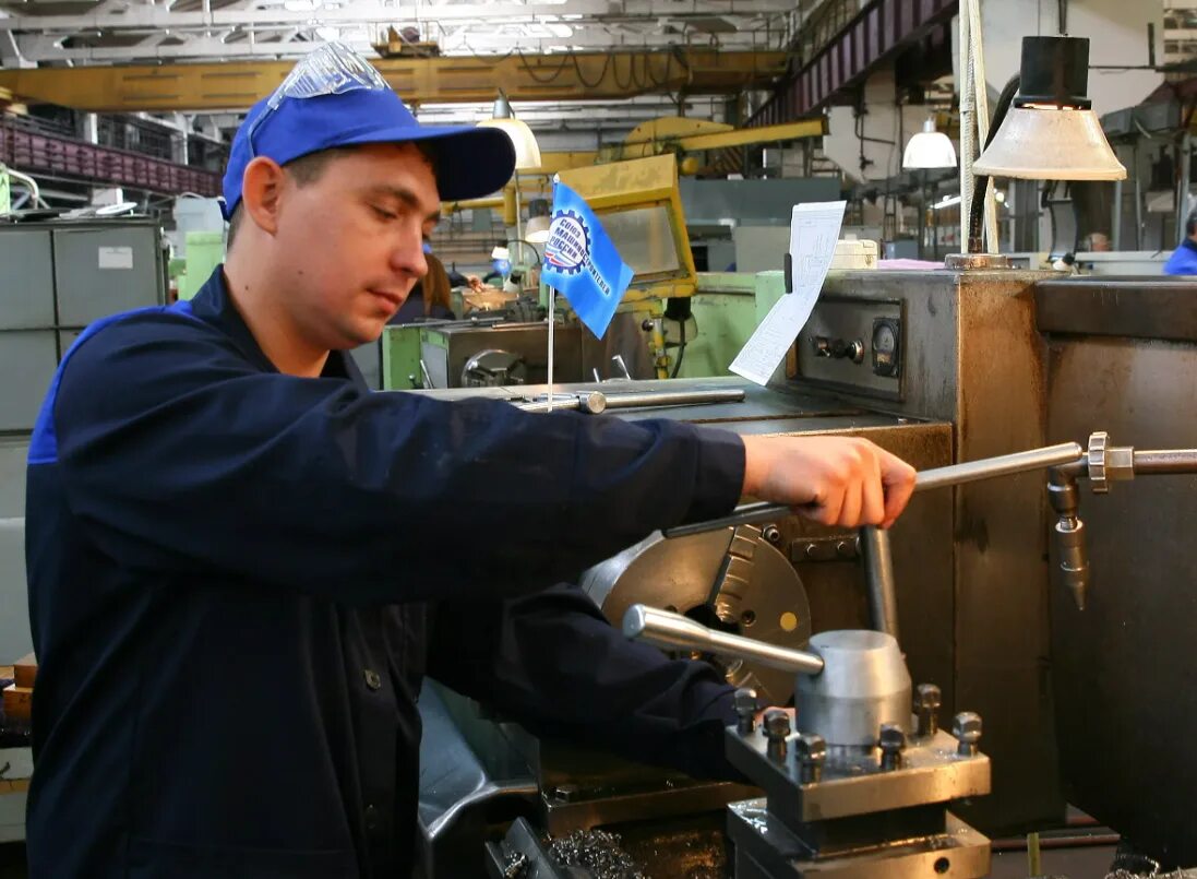 Токарь в цеху. Рабочий на заводе. Она работает на заводе. Фотосессия на заводе. Она работает на заводе.