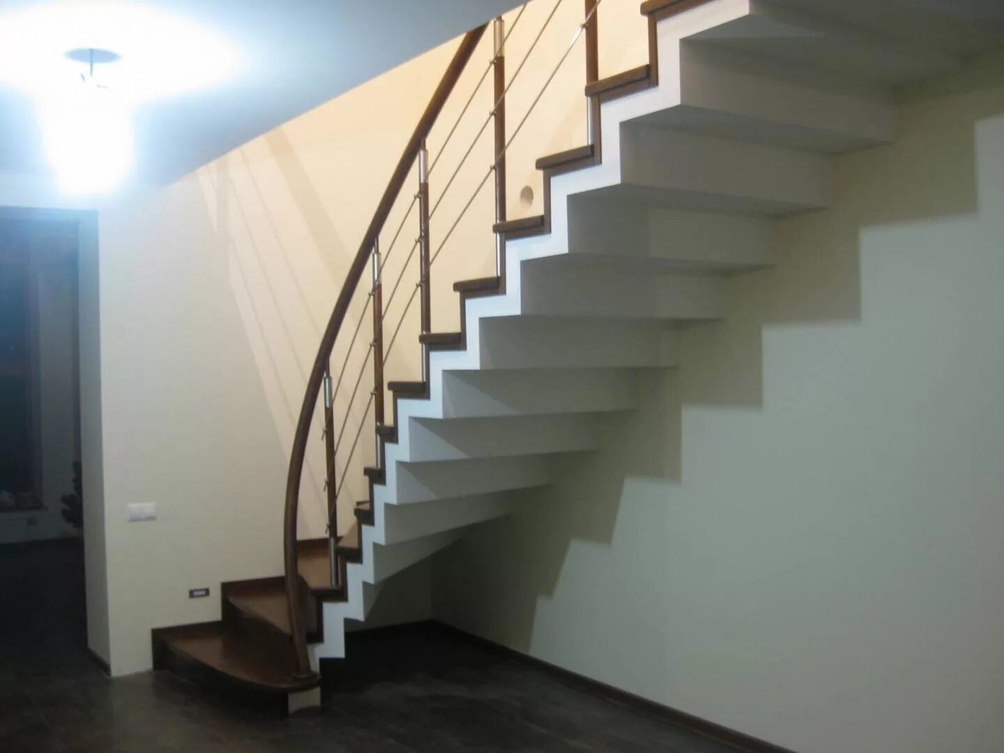 Бетонная лестница второй. Одномаршевая монолитная лестница. Бетонная лестница в частном доме. Бетонная лестница на второй этаж. Отделка бетонной лестницы.