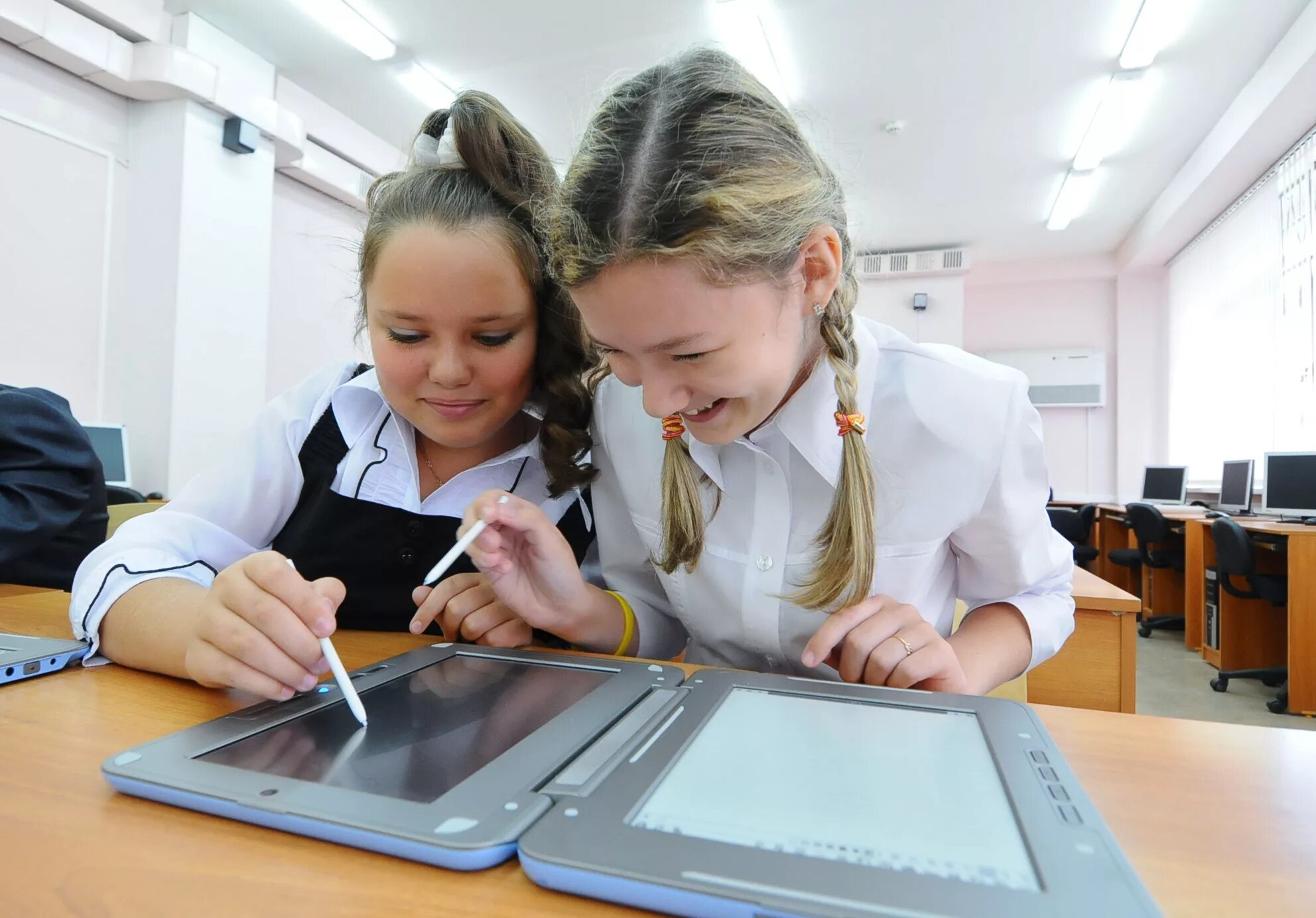 Электронное образование в россии. Планшет на уроке. Планшет для школы. Дети с планшетами в школе. Ученик с планшетом.
