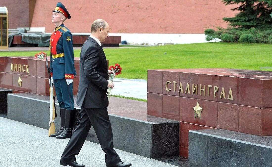 Текст у кремлевской стены где раскинулся. Александровский сад мемориал города-герои Москва. Стеллы городов героев у кремлевской стены. Александровский сад Стеллы городов героев.