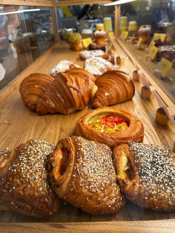 Блины с семгой и икрой. Layerz bakery. Layerz bakery кофейня блюда. Томас халпин. Сэндвич с пастрами юность.