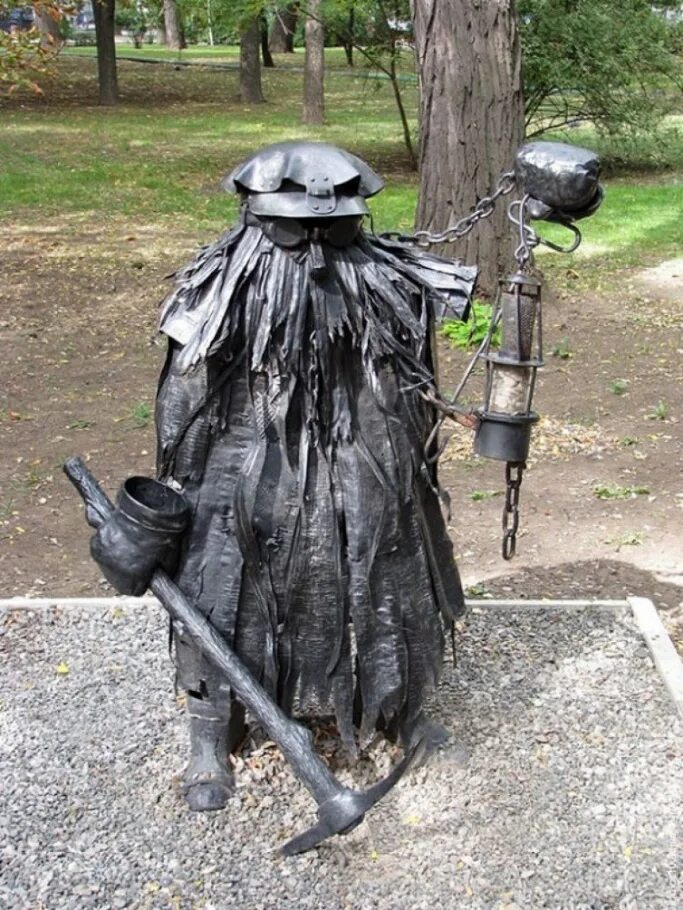 Парк кованых фигур донецк шубин. Шубин дух шахты. Шубин шахтерская легенда. Шубин шахтерская легенда. Добрый шубин донецк.