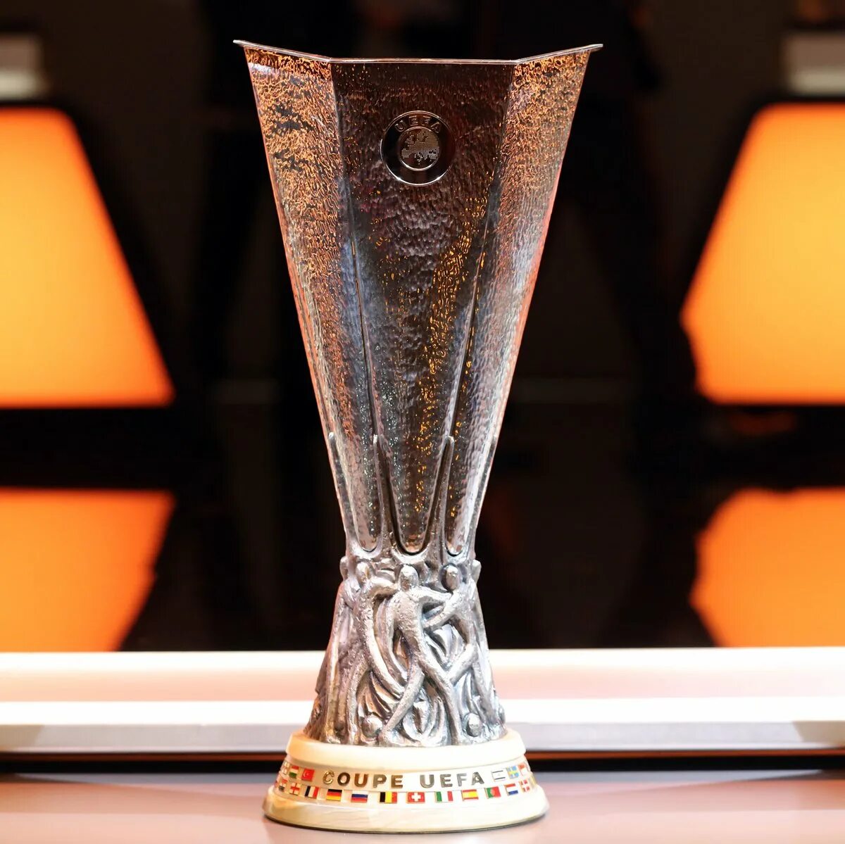 Uefa cup. Кубок Лиги Европы УЕФА. Лига Европы трофей. Лига Европы УЕФА трофей. UEFA Europa League Кубок.