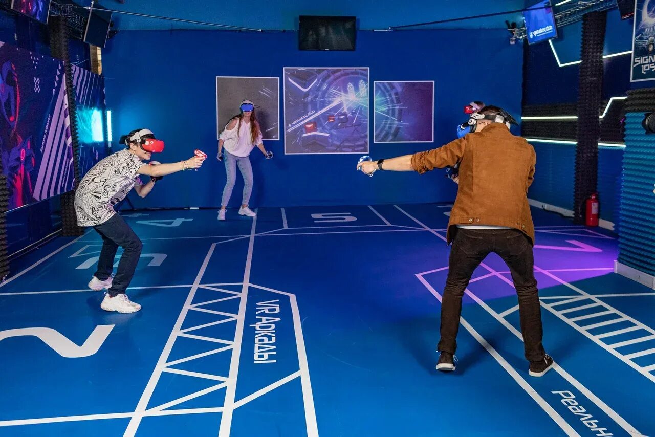 VR Oculus Quest 2. Арена виртуальной реальности. Виртуалити парк развлечений. Виртуальная Арена в Москве.