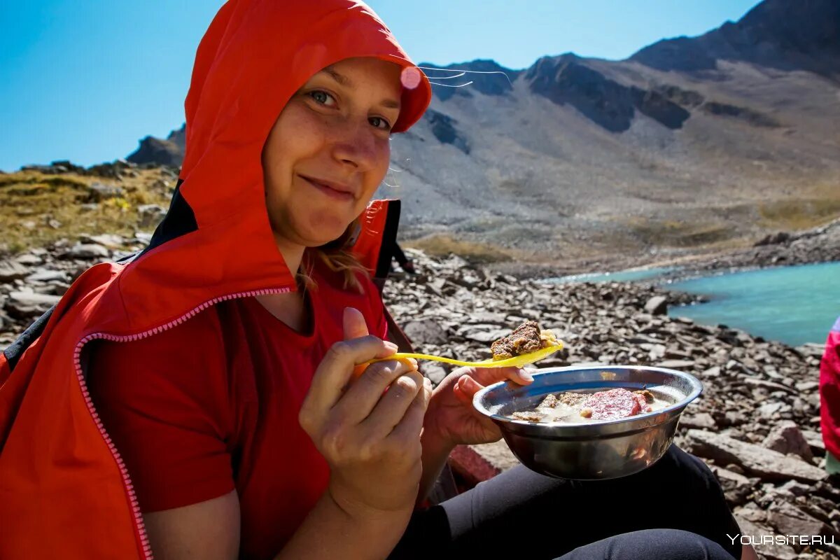 Походная еда. Еда в поход. Шведский стол в турции 2022. Еда перекус. Обед в горах зима.