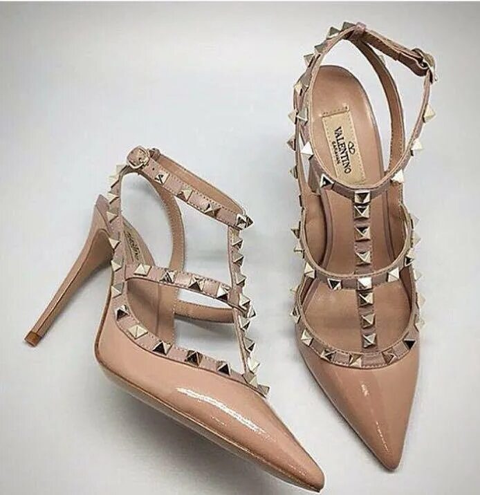 Туфли Valentino Garavani Rockstud бежевые. Valentino Rockstud туфли. Босоножки Валентино Гаравани. Туфли Valentino Rockstud бежевые.