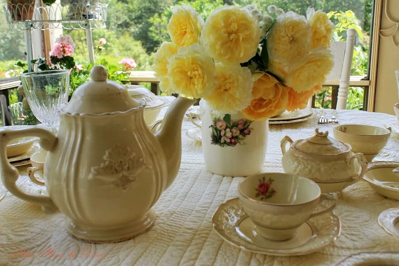 Красивое чаепитие картинки. Айкен Хаус чаепитие. Чаепитие и цветы. Чаепитие в саду. Летнее чаепитие.