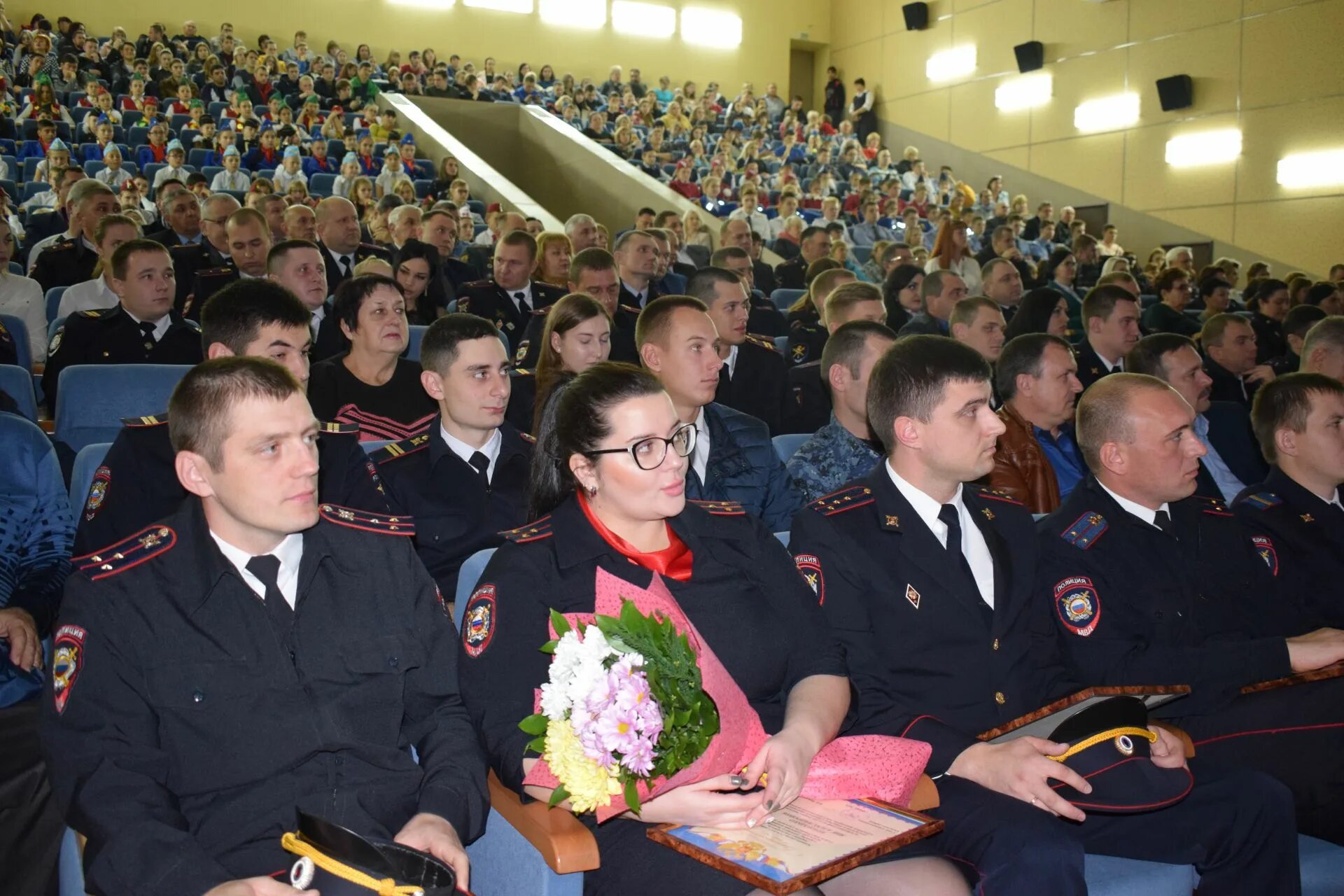 Полиция сальск. Полиция в Сальске сотрудники. Концерт день милиции 2012. Пенсионерки штата милиции Сальск.