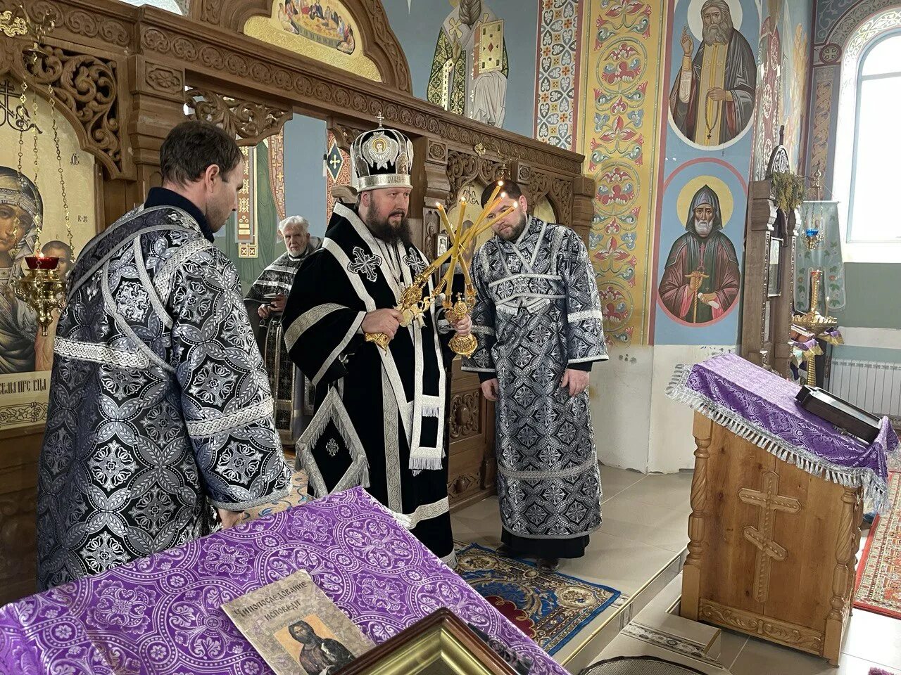 Рождественская служба в храме христа спасителя в москве. Литургия храм видео. Литургия храм видео. Казанский собор трансляция богослужения. Литургия храм роз.