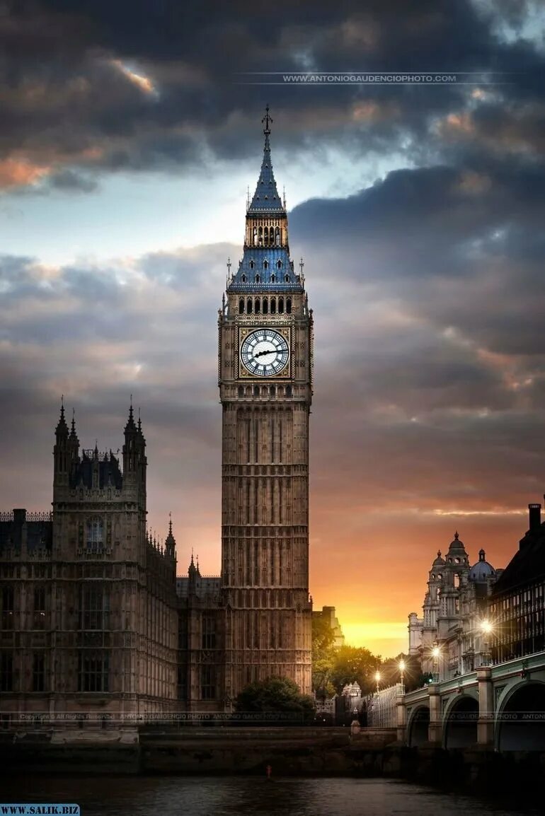 Watching britain. Биг Бен в Лондоне. Биг-Бен (башня Елизаветы). Часовая башня Биг Бен. Башня Биг Бен в Великобритании.