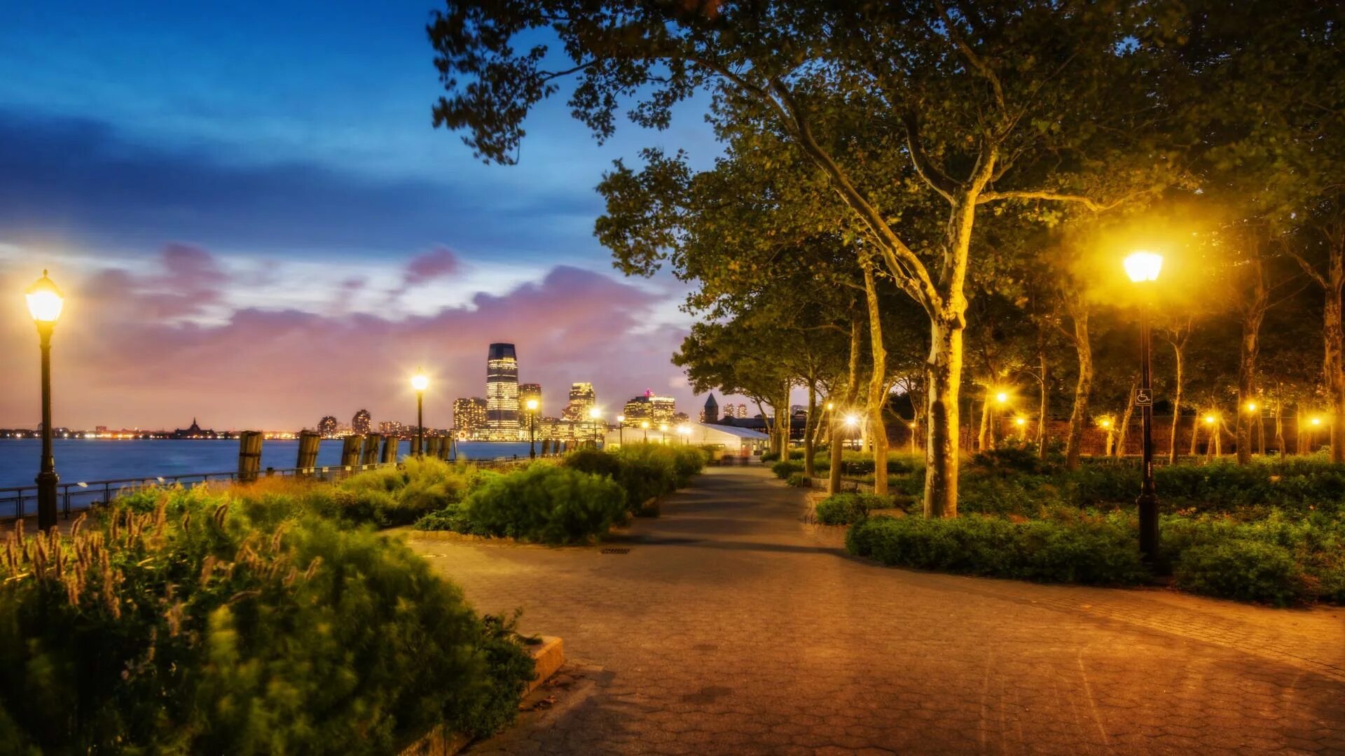 Ночной парк. Летняя ночь в городе. Тропаревский парк ночью. Летняя ночь в городе. Парк лефортово ночью.