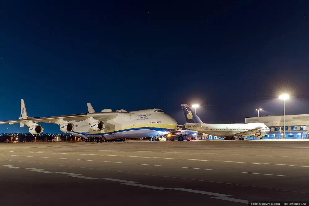 Самый большой самолет в мире. Бортовой номер Мрия АН 225. Самый большой самолет в мире АН-225 Мрия. АН 225 Мрия в Новосибирске. Ан225 Мрия Airbus.