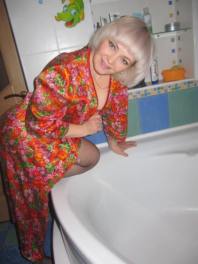 Мама в ванне видео. Русская женщина в ванной. Мамочки домашнее. Русские мамочки в ванной.