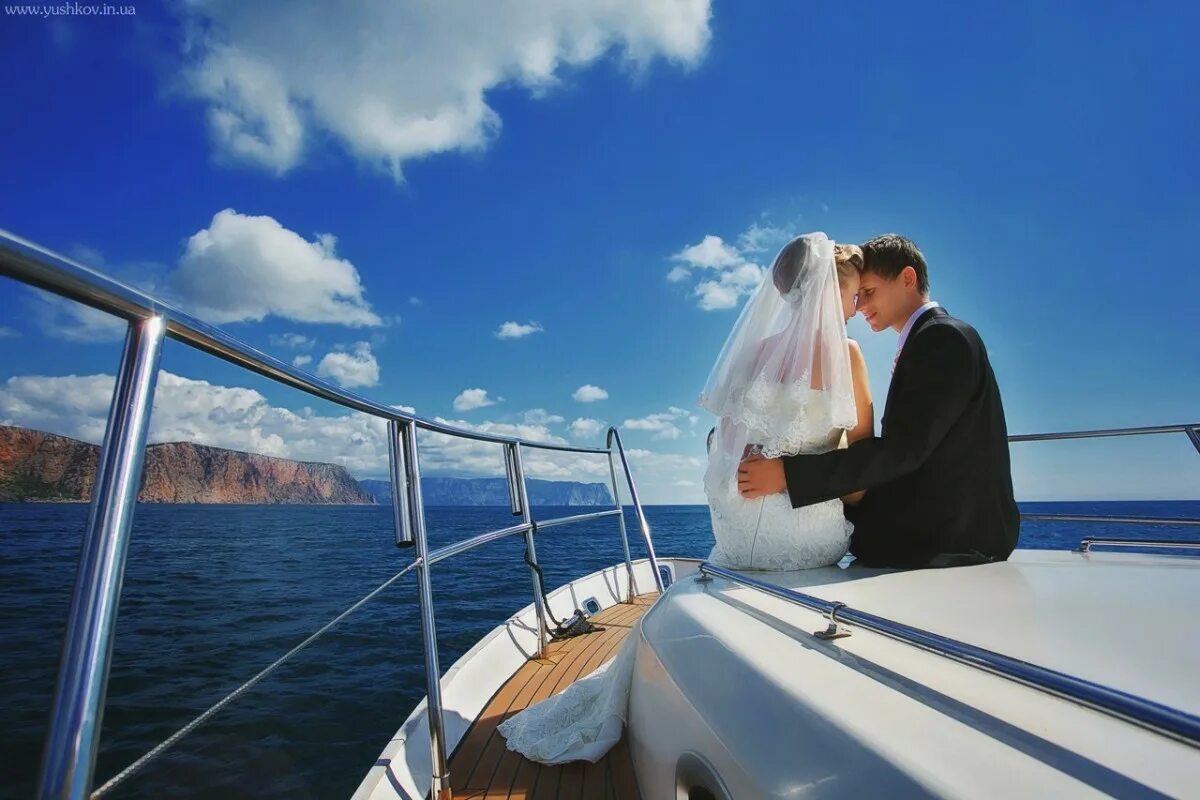 Невеста тур на русском. Свадебная фотосессия на яхте. Свадебная фотосессия на катере. Свадьба для двоих. Свадьба на море для двоих.