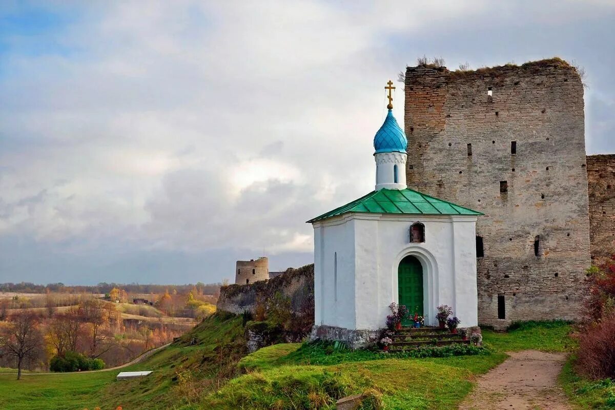 Крепость Изборск в Пскове. Каменная крепость Изборск. Изборская крепость Изборск Псковская область. Старый Изборск Псков Церковь.