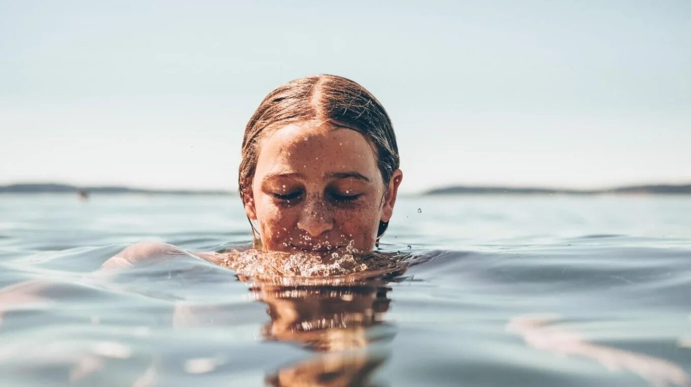 Стала спокойнее вода. Плавать в море. Женщина вода. Вода и человек. Купаться.