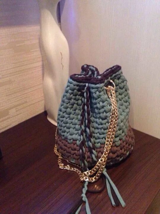 сумка торба из трикотажной пряжи крючком. рюкзак торба из трикотажной пряжи. сумка шоппер торба крючком. вязаная сумка из кожаного шнура. сумка торба из трикотажной пряжи.