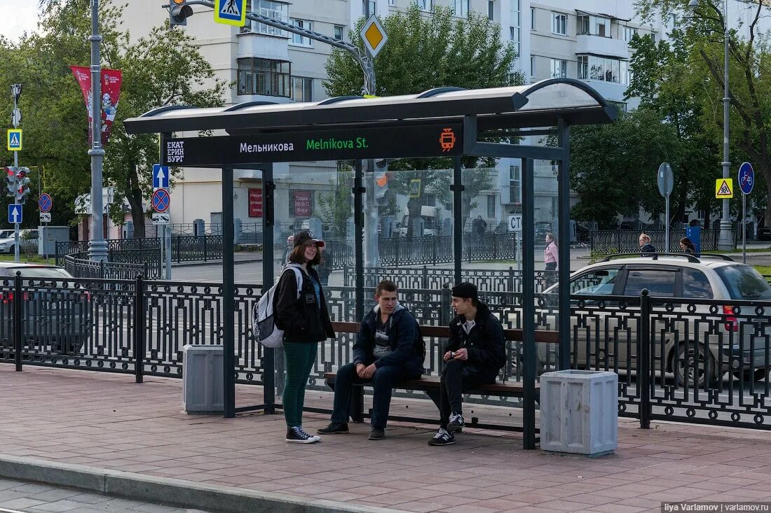 Трамвайные остановки екатеринбурга. Площадь Коммунаров Екатеринбург остановка. Остановка вечный огонь Екатеринбург трамвай. Автобусная остановка площадь Коммунаров Екатеринбург. Трамвайная остановка.