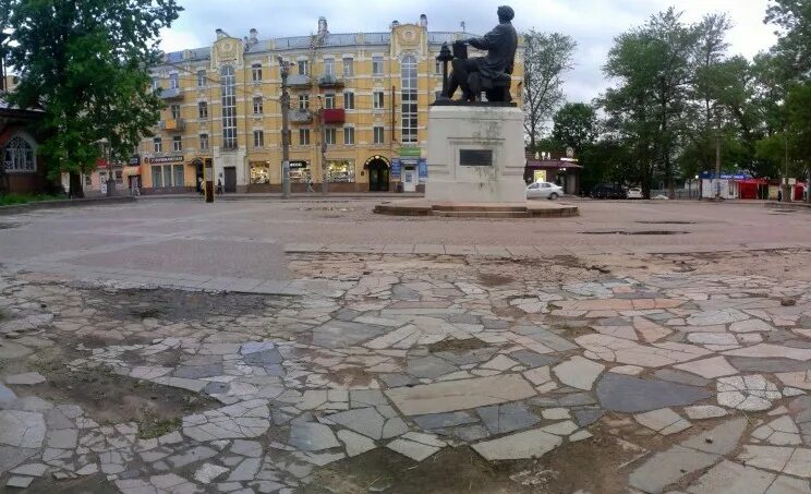 Арбат смоленск. Памятник Микешину в Смоленске. Микешин памятник Смоленск. Смоленский Арбат фото. Памятник Микешину в Смоленске фото.