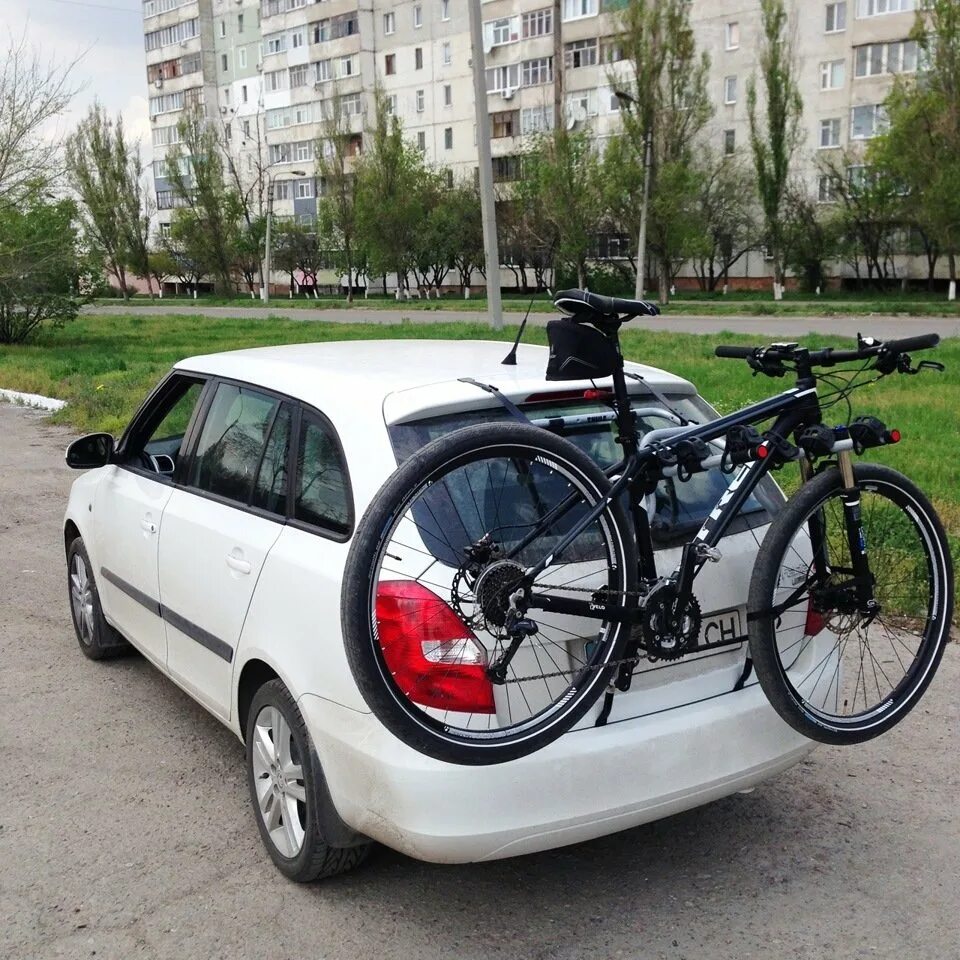 Перевозка велосипеда купить. Thule clipon 9104 велобагажник. Thule 9103. Thule clipon 9103. Велокрепление Skoda Fabia.