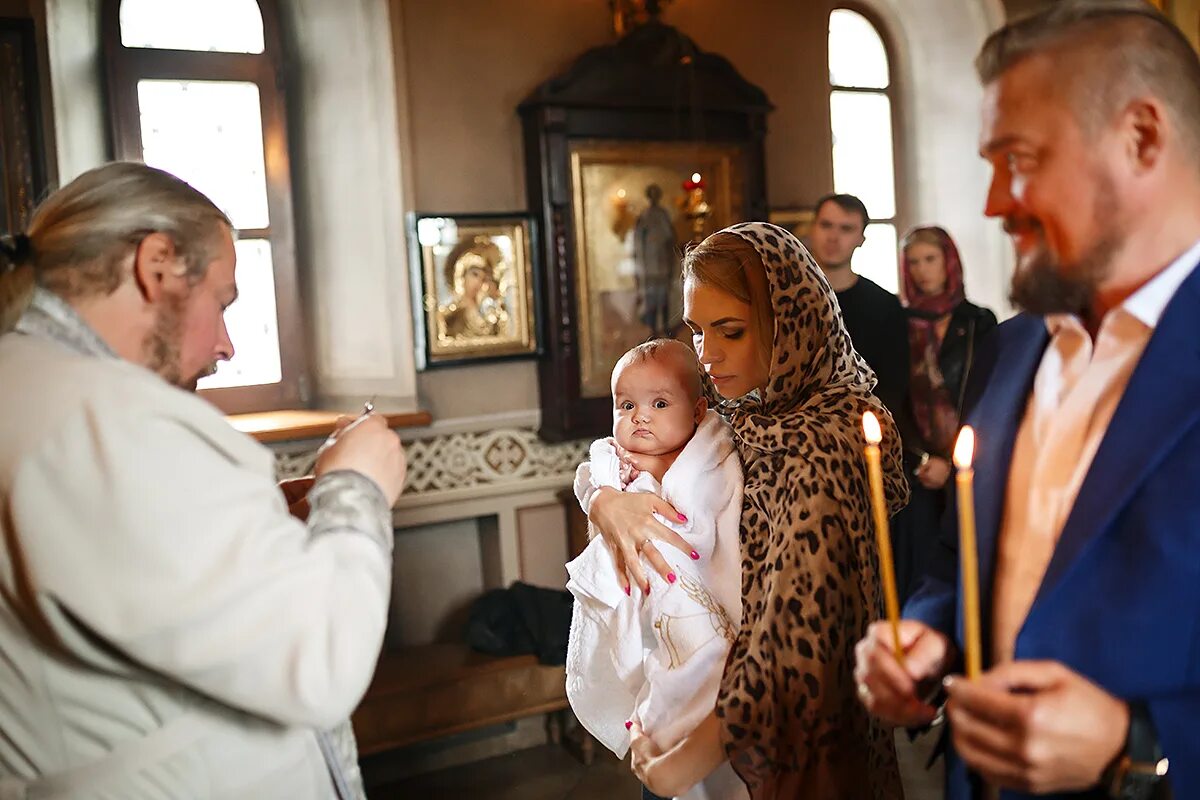 храм святого мученика уара в вешках крестины. софия муратовна налчаждиоглу крестины. крещение в храм уара в вешках. девочка кристина в церкви. отец василий храм уара.