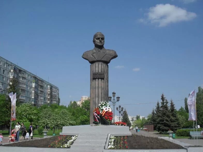 Памятник старый оскол мемориальный комплекс. Старый памятник. Памятник жукову старый оскол. Старый оскол памятник старый город. Памятник ватутину в белгороде.