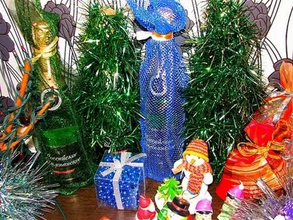 Новогодние игрушки свечи и хлопушки полуголые подружки